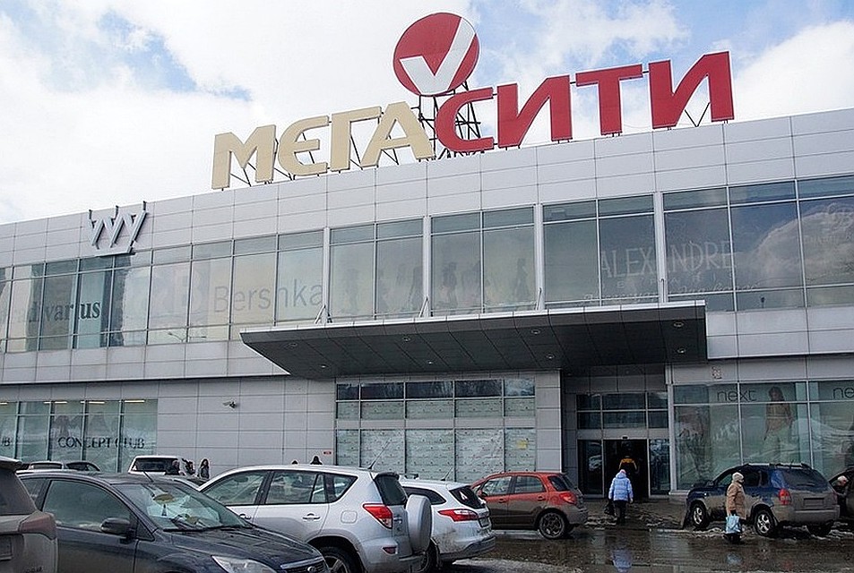 По словам очевидцев, несмотря на вспыхнувшее пламя, пожарная сигнализация в ТЦ не сработала