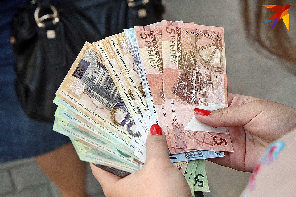 Фактически для 64,2% белорусов основным источником дохода является заработная плата,