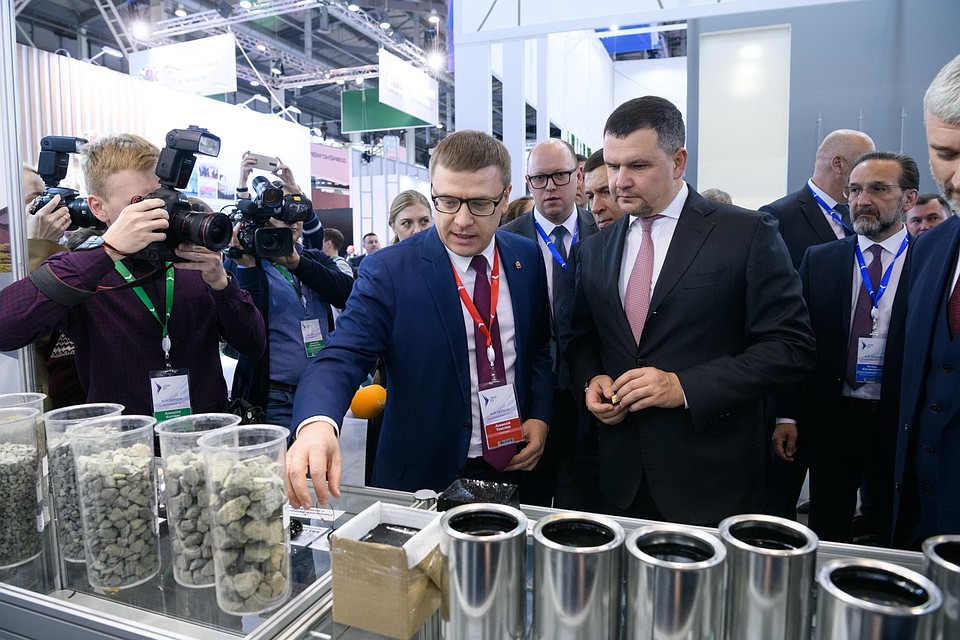 Алексей Текслер держит на контроле вопрос качества ремонта дорог. Фото:gubernator74.ru