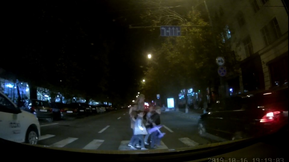 Женщина и четверо детей едва не оказались под колёсами наглого автомобилиста