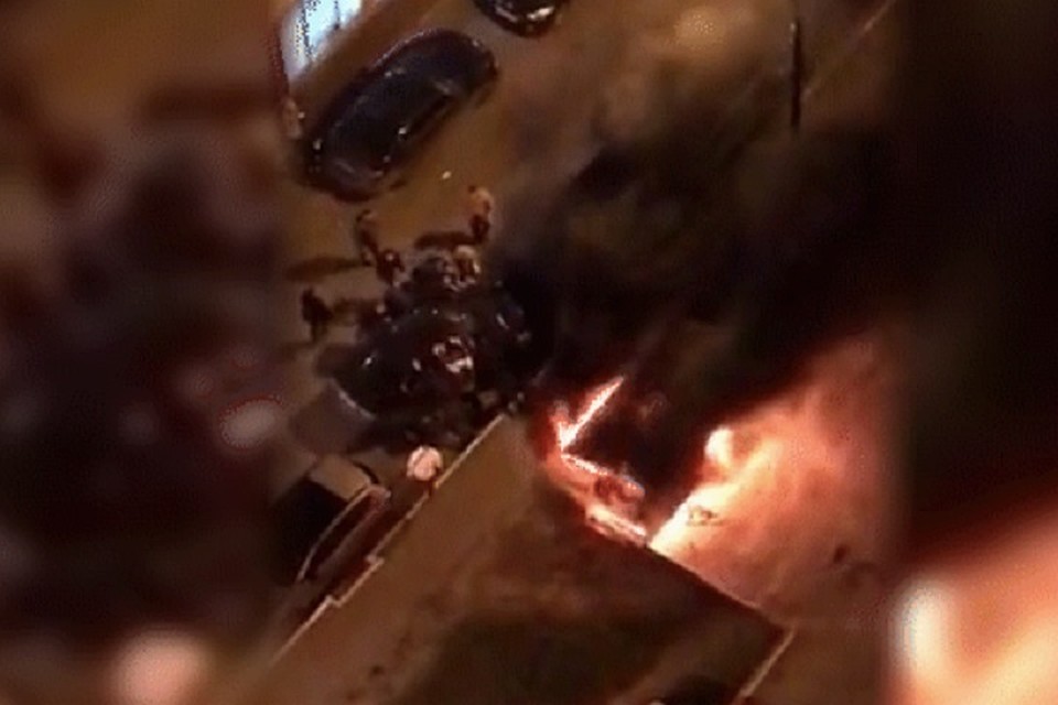 В Подмосковье мужчины оттащили от горящего бака три машины