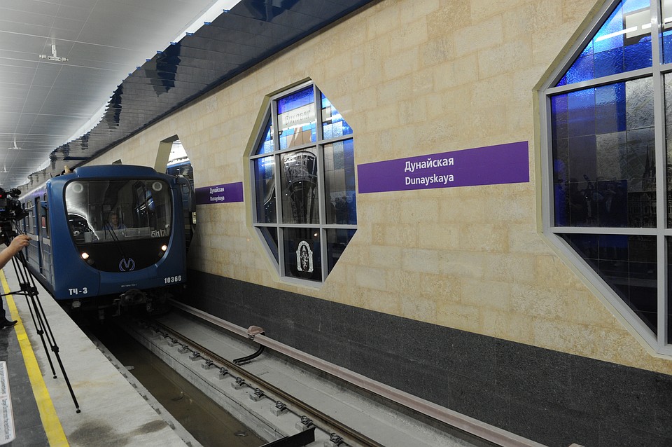 На новой станции метро "Дунайская" пассажиры заметили протечку в стене