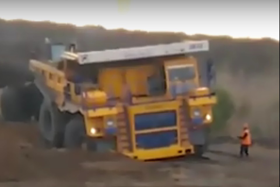 В Киселевске БелАЗ частично провалился под слой глины.ФОТО: кадр видео "Новости Киселевска"/ Youtube