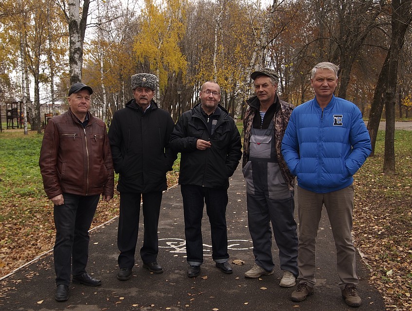 Автор книги - в центре