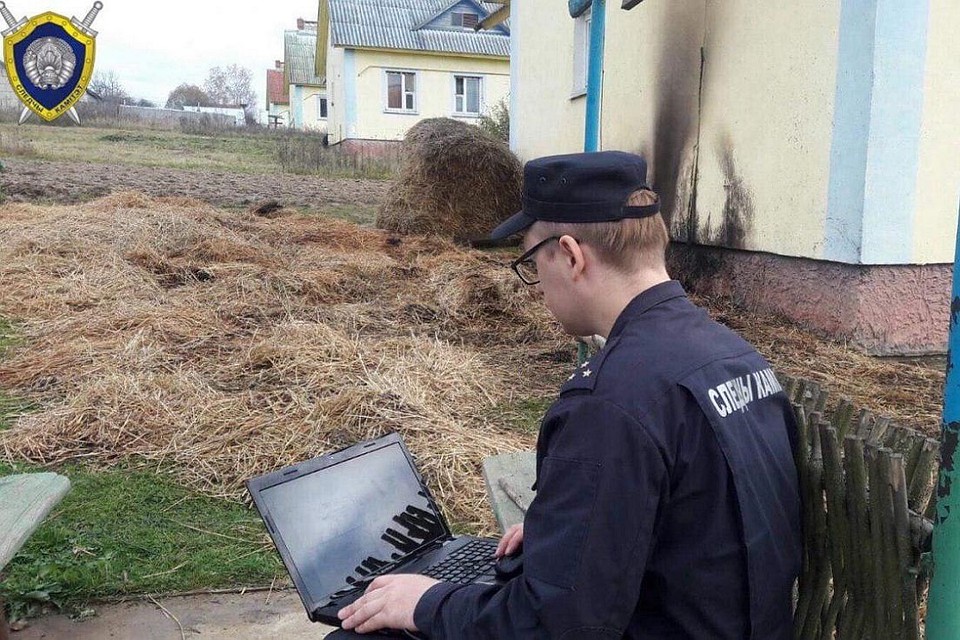 Тело ребенка нашли, когда тушили горящую солому. Фото: СК.