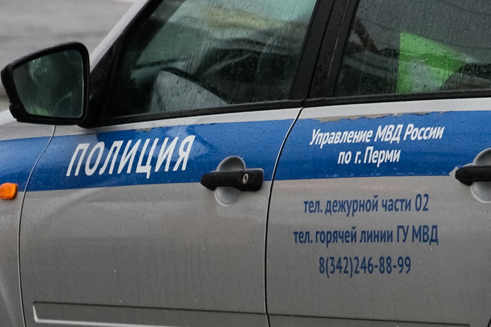 Сотрудники полиции проводят проверку ДТП.