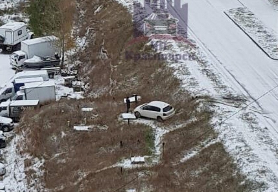 С первым снегом и гололедом стало больше аварий на дорогах Красноярска Фото: ЧП-Красноярсск