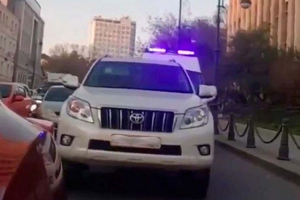 За непропуск скорой помощи водитель может либо заплатить штраф, либо лишиться прав