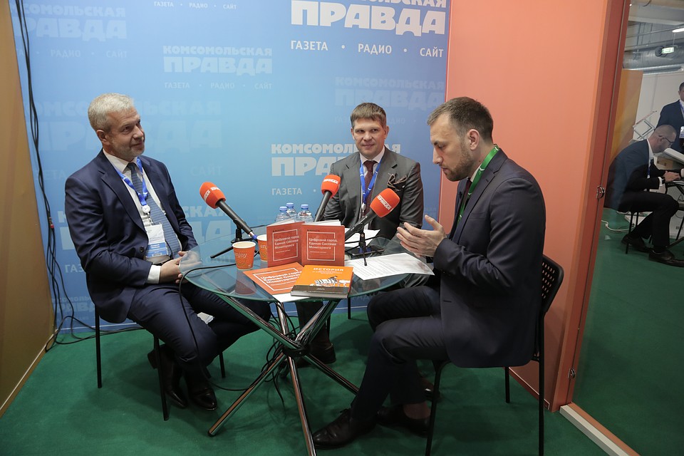 Президент группы компаний «Меркатор Холдинг» Александр Белогорцев, министр транспорта Ростовской области Андрей Иванов и ведущий Антон Челышев в Открытой студии Радио «Комсомольская правда».