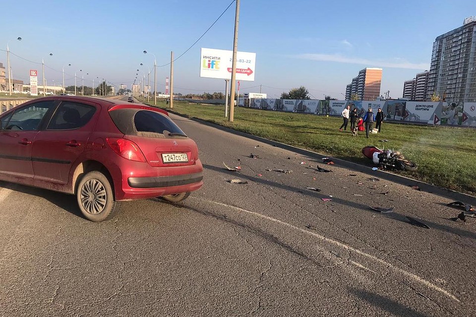 Авария утром 22 октября на улице Петра Метальникова Фото: vk.com/krdmoto