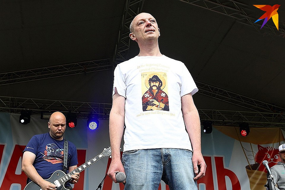 На одном из своих последних концертов (в рамках фестиваля "Наш дзень") Александр Михайлович вышел на сцену в майке с портретом Лемми Килмистера из Motorhead - одного из любимых своих музыкантов.