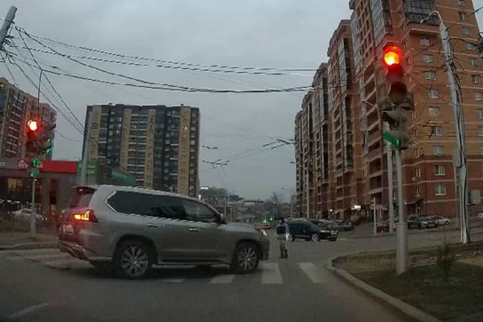 Ни красный цвет, ни ребенок на зебре не остановили наглого водителя в Иркутске