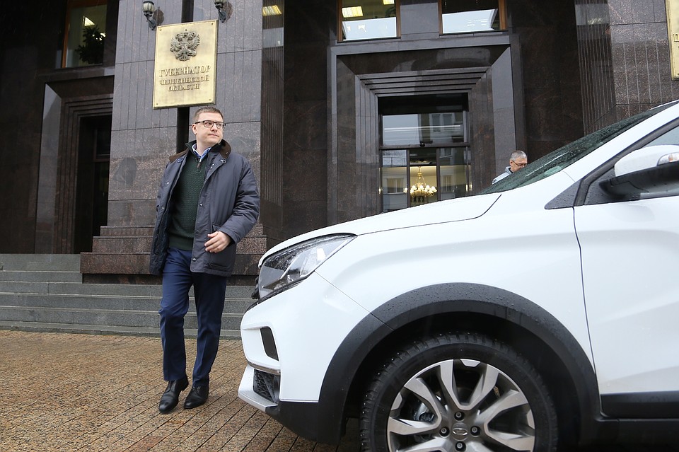 На инспекцию челябинских дорог Алексей Текслер отправился на внедорожнике LADA XRAY. Фото: gubernator74.ru