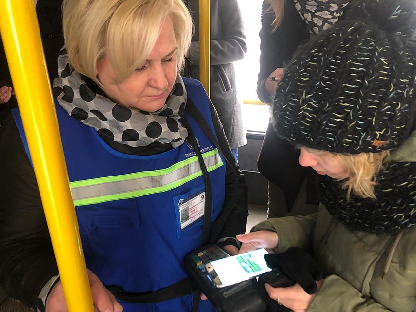 В Пскове оплатить проезд в автобусе можно банковской картой.