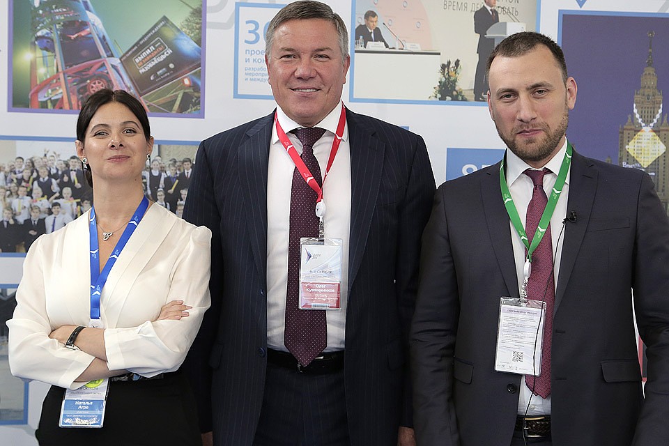 Губернатор Вологодской области Олег Кувшинников (в центре) с ведущими Радио "Комсомольская правда".