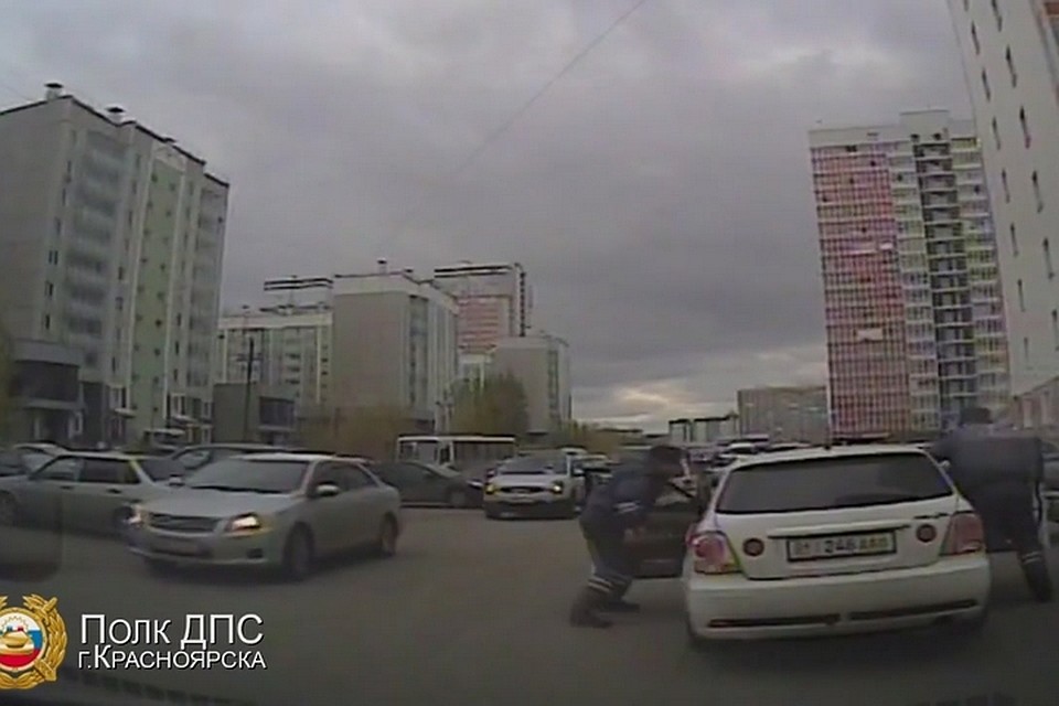 В Красноярске сбили пешехода. Стоп-кадр видео ГИБДД