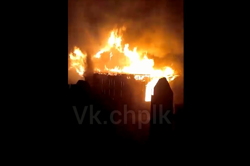 В Кузбассе двое прохожих спасли пожилых людей из горящего дома.ФОТО: "ЧП Ленинск-Кузнецкий 112"/ vk.com
