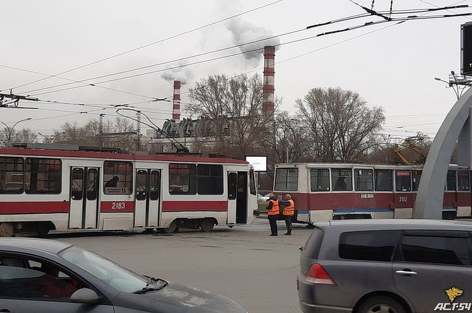 В Новосибирске сошедший с рельс трамвай затруднил дорожной движение. Фото: "АСТ-54"