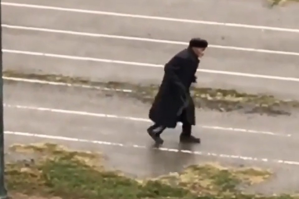 Сгорбленный 83-летний дагестанец покорил соцсети своей пробежкой в любую погоду