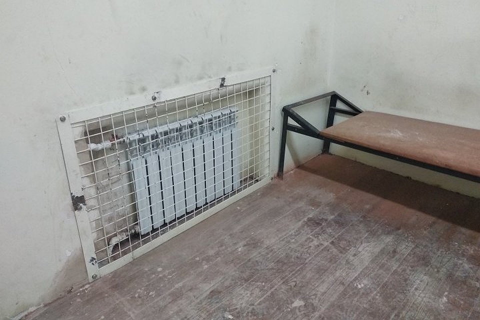 Так выглядит сегодня камера, в которой провел свои последние часы Иван Вшивков. Батарею отремонтировали, вырванную решетку тоже починили. На полу видны следы от кипятка.