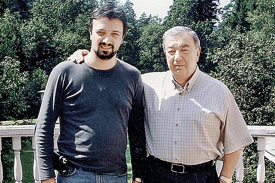 Евгений Примаков-младший (он же Сандро) с дедом. На даче в Подмосковье. 2011 г. Фото: личный архив Е. Примакова.