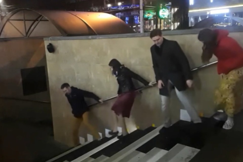 В Ставрополе впервые сыграли полноценную песню на лестнице-пианино