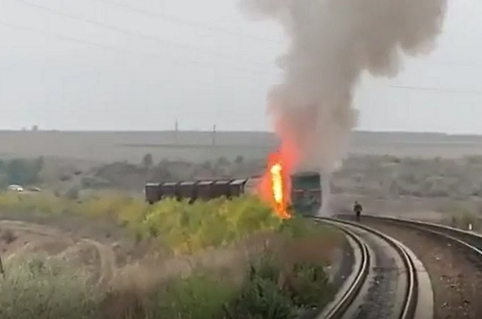 Загорелся локомотив поезда. Фото: скриншот видео