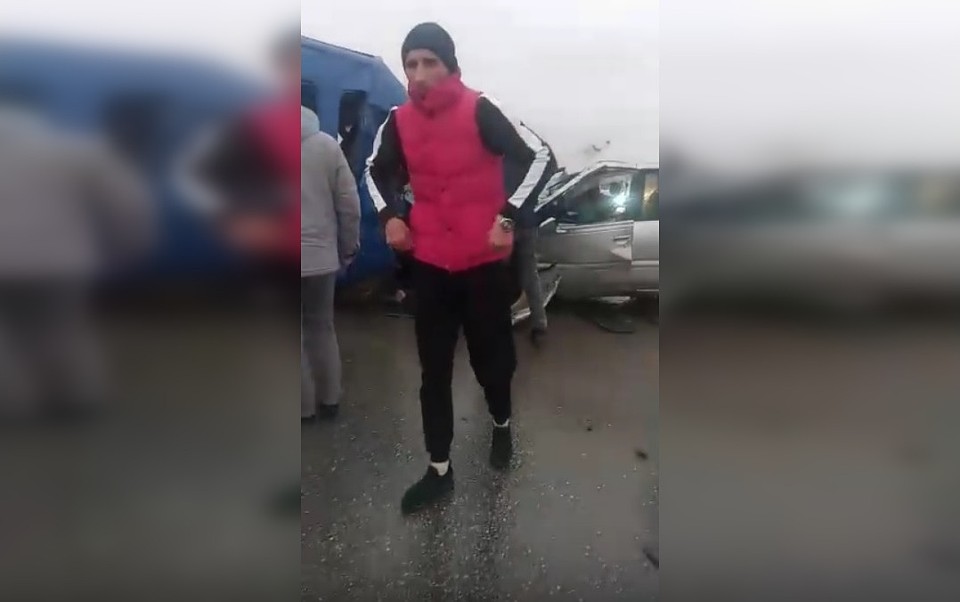 Парень помогал пострадавшим в ДТП