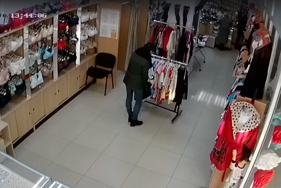 Женщину, обокравшую магазин нижнего белья в Липецке, сняли на видео
