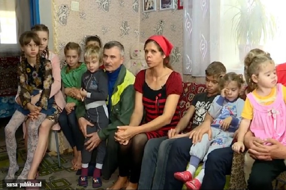 Многодетная семья получила социальную помощь, а теперь должны вернуть деньги государству. Фото: скриншот из видео