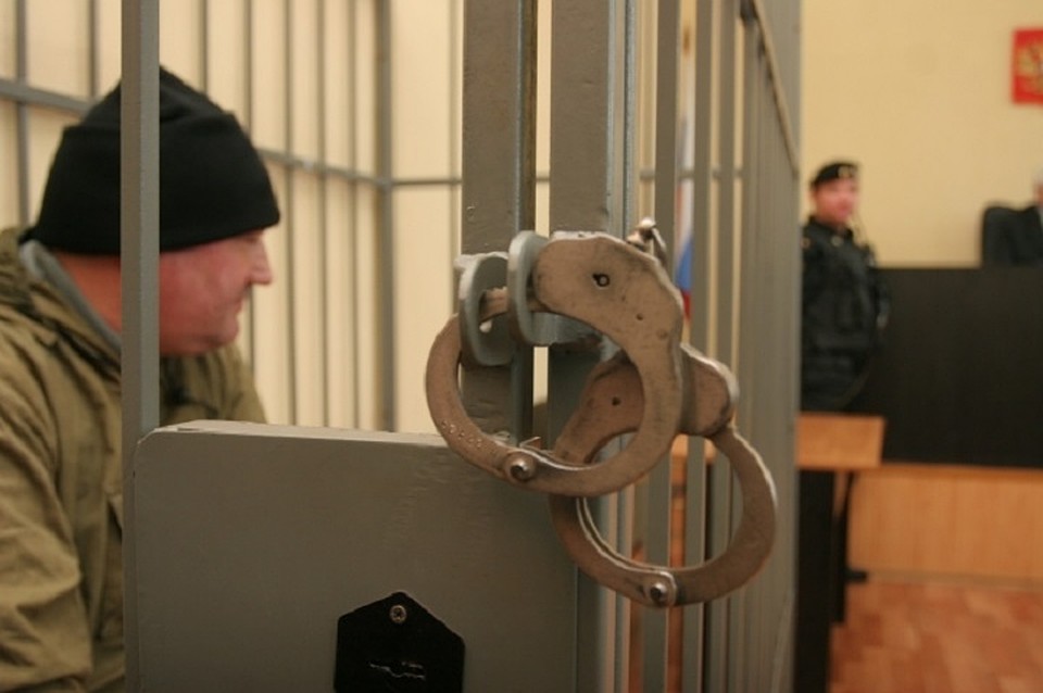 Обвиняемый дожидается суда, находясь под стражей.