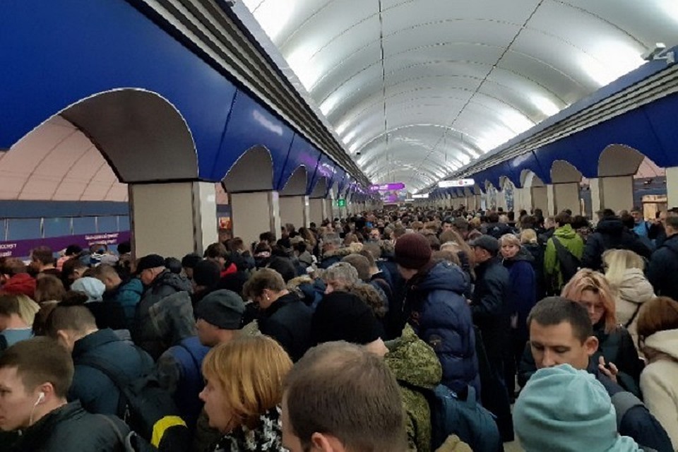В утренний час пик 31 октября на станции метро "Комендантский проспект" образовалось столпотворение