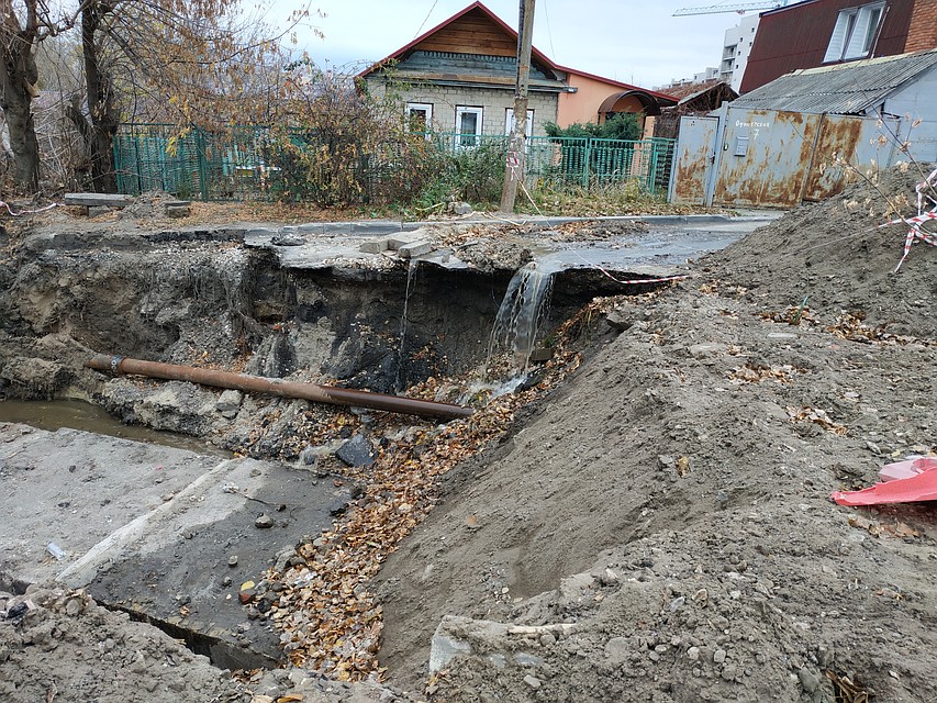 Водопад канализации наполняет котлован Т Плюс
