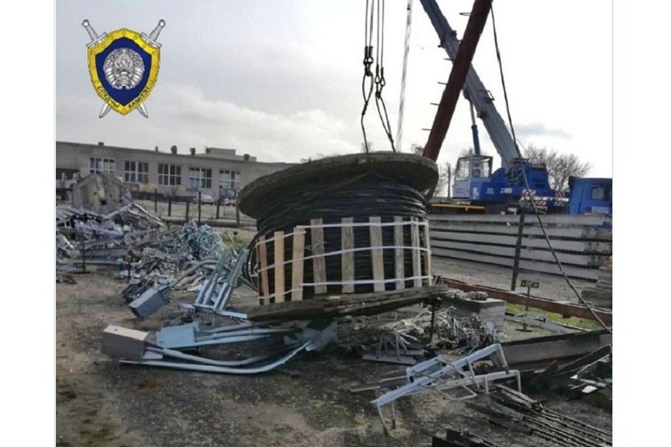 Бобина с автокрана упала на стоявшего рядом мужчину. Фото: СК.