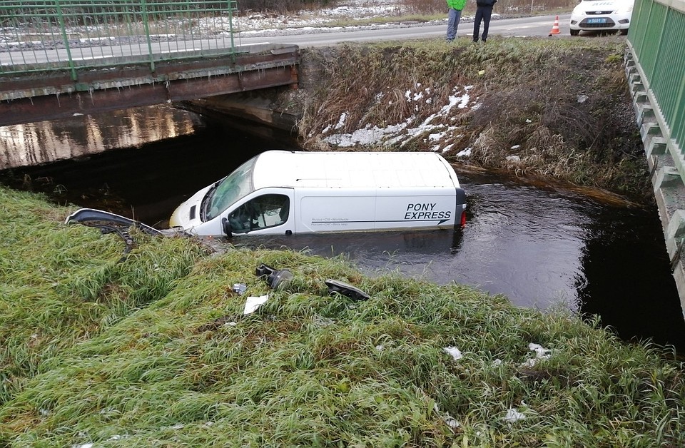 Фургончик удачно "приклеился" к берегу, остановив свое плавание. Фото: vk.com/slates_are_not_sneakers