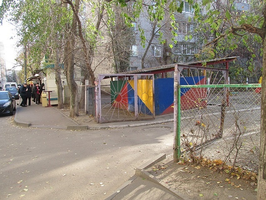 Ворота садика распахнуты настежь.