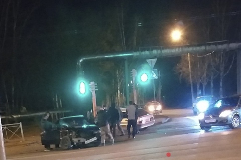 «Заколдованный перекресток»: две легковушки не поделили дорогу в Кемерове. ФОТО: vk.com, "Инцидент Кемерово"