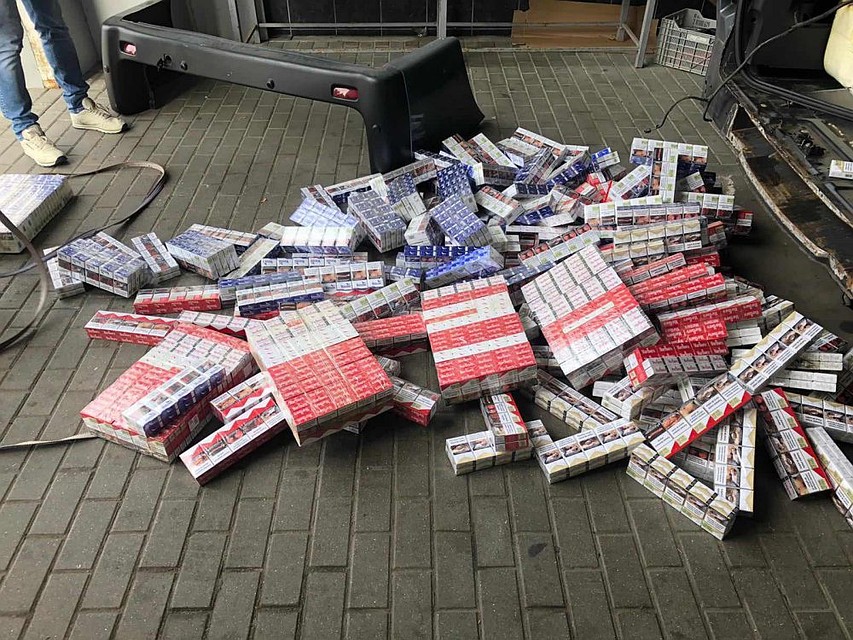 Надо уметь прятать: молдавские таможенники нашли десятки тысяч контрабандных сигарет