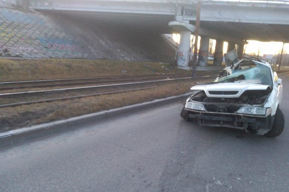 Пассажир, водитель и световая опора пострадали в автоаварии в Хабаровске