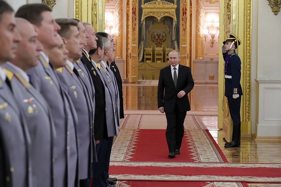 Президент России Владимир Путин во время церемонии представления офицеров, назначенных на высшие должности, в Георгиевском зале Большого Кремлевского дворца. Фото: Михаил Климентьев/ТАСС