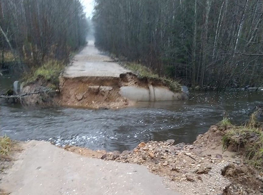Разрушенная водой дорога в Лихославльском районе. Фото: vk.com/"Подслушано у водителей.Тверь"/Ирина Горохова