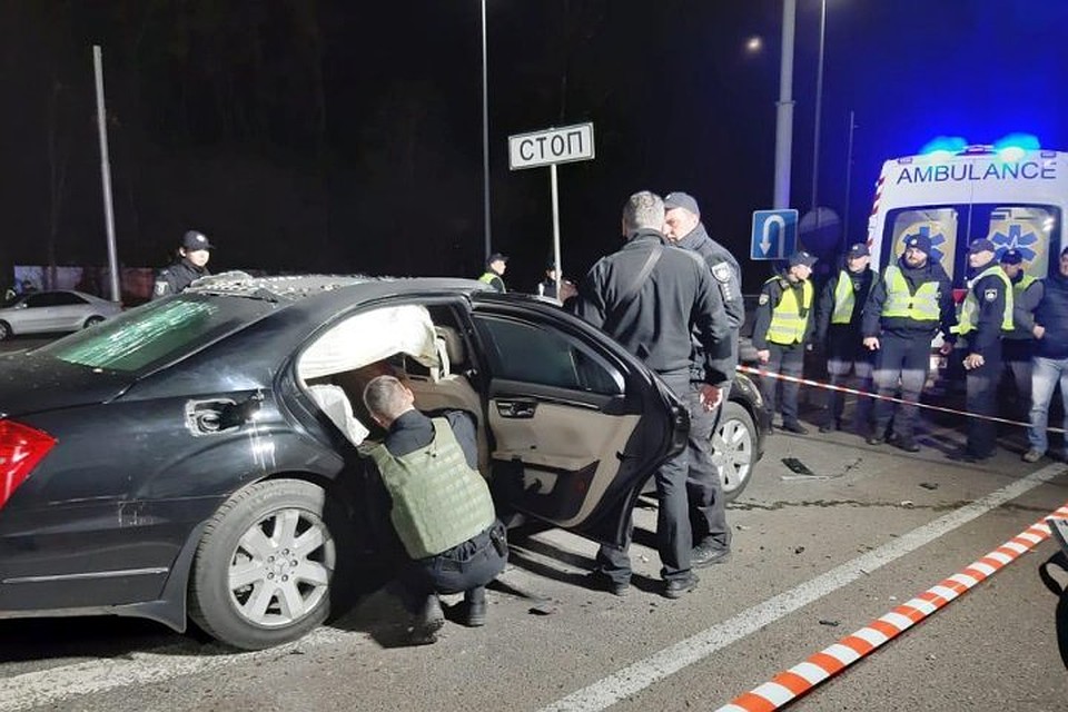На Брест-Литовском шоссе в Святошинском районе Киева взорвался Mercedes. Фото: Facebook/Національна поліція України