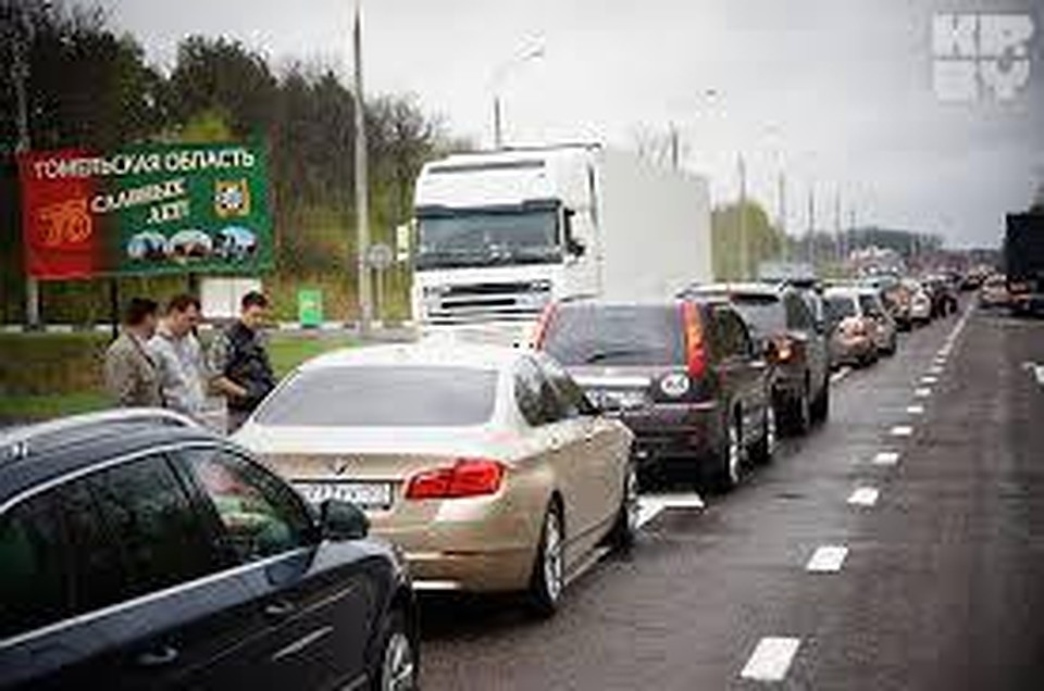 Автомобильные очереди на выезд из Беларуси продолжают расти.