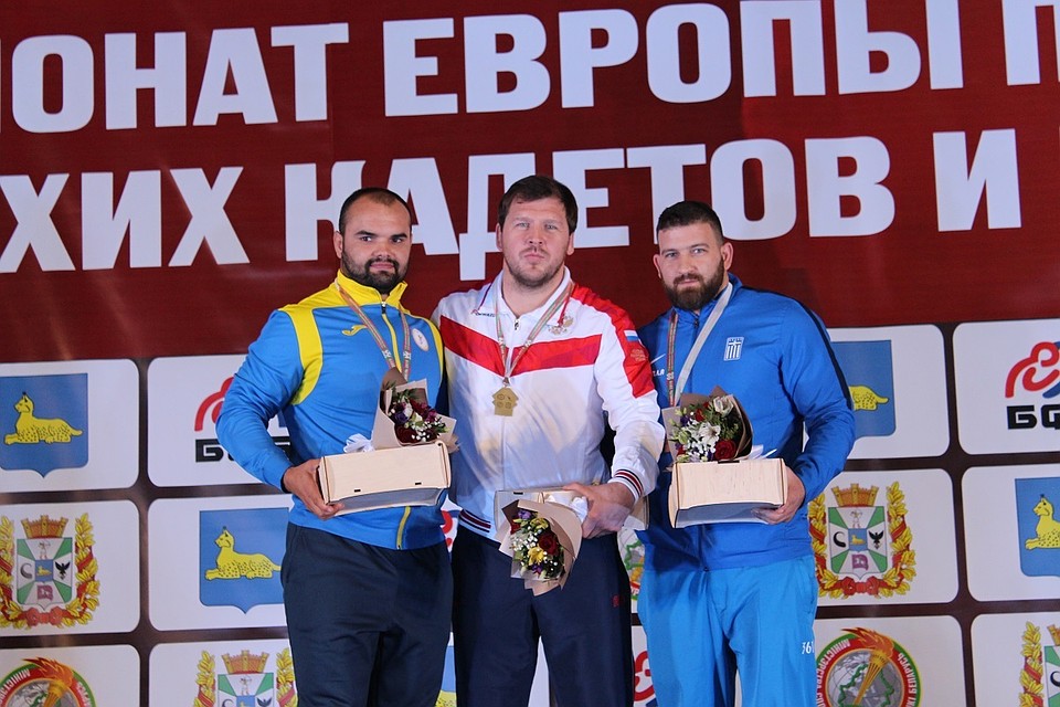 Недавнее достижение калининградского борца (в центре) – золото чемпионата Европы спорта глухих.