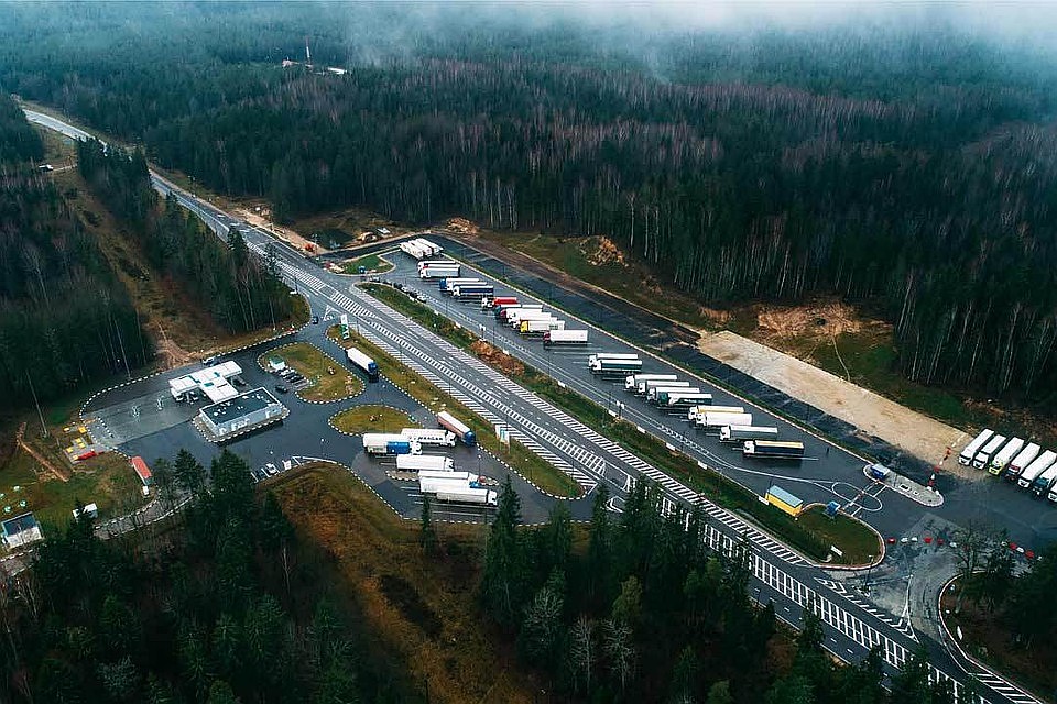 Легковые авто еще стоят в очереди на выезд из Беларуси в страны ЕС.