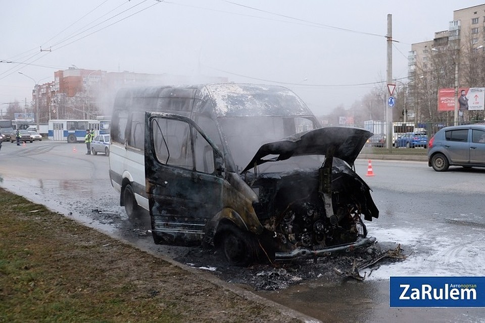 Пожар уничтожил микроавтобус