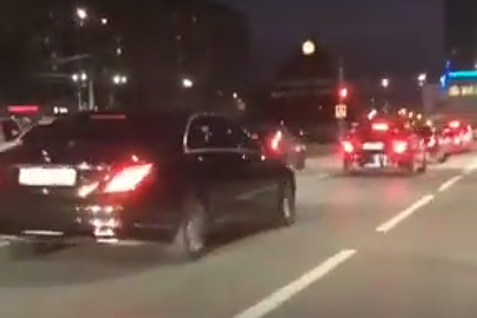 Автор видео предположил, что крутые рокеры приехали в Воронеж на "Мерседесах".