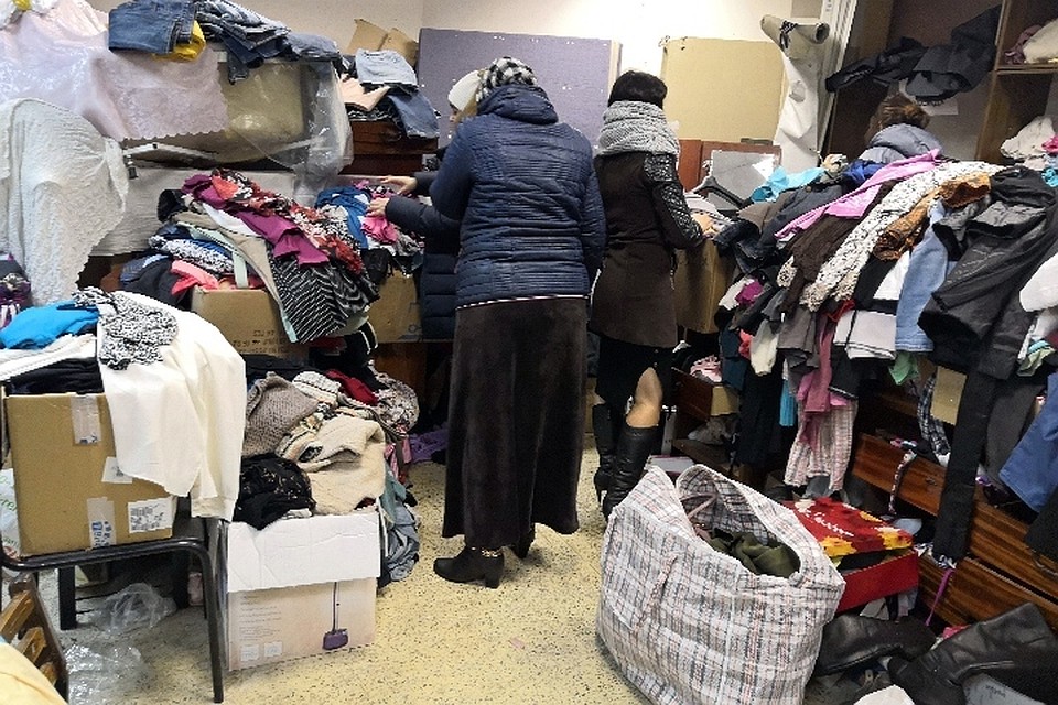 Пункт выдачи вещей нуждающимся работает каждую субботу