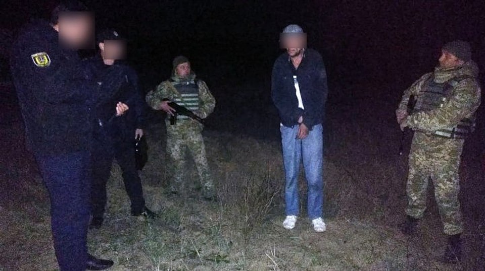 Напал на пограничника с ножом: Обвиняемый в убийстве пытался бежать из Молдовы