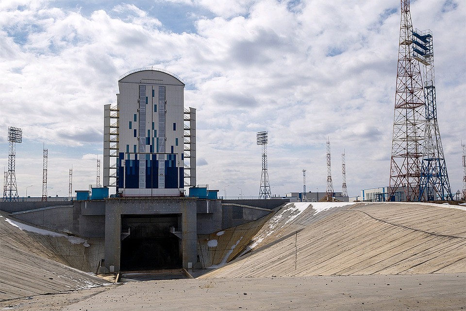 Мобильная башня обслуживания ракетного комплекса на стартовом комплексе космодрома `Восточный`.